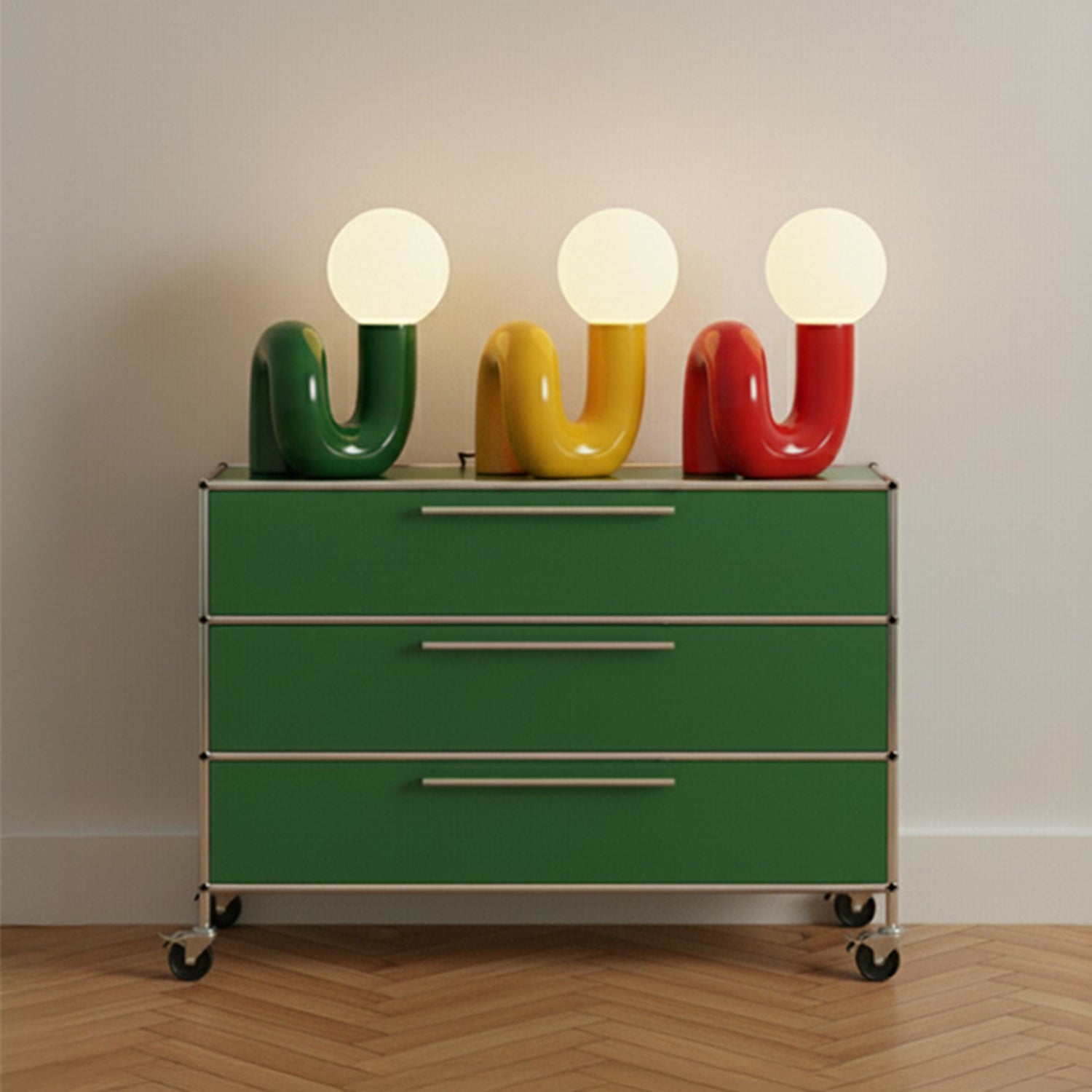 Snake Lampen in Gelb, Grün und Rot im 60s Retro Design auf grüner Kommode arrangiert.